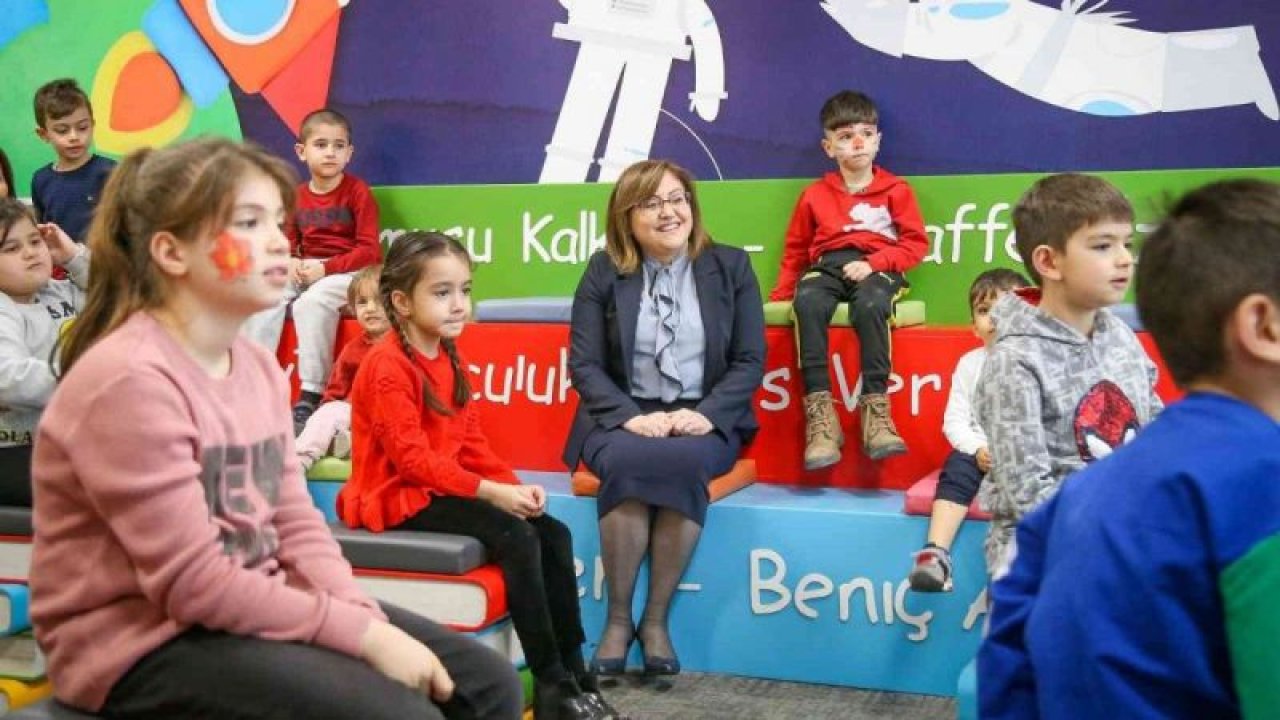 Gaziantep Büyükşehir Belediye Başkanı Şahin, çocuklarla hikaye dinleyip, şarkı söyledi
