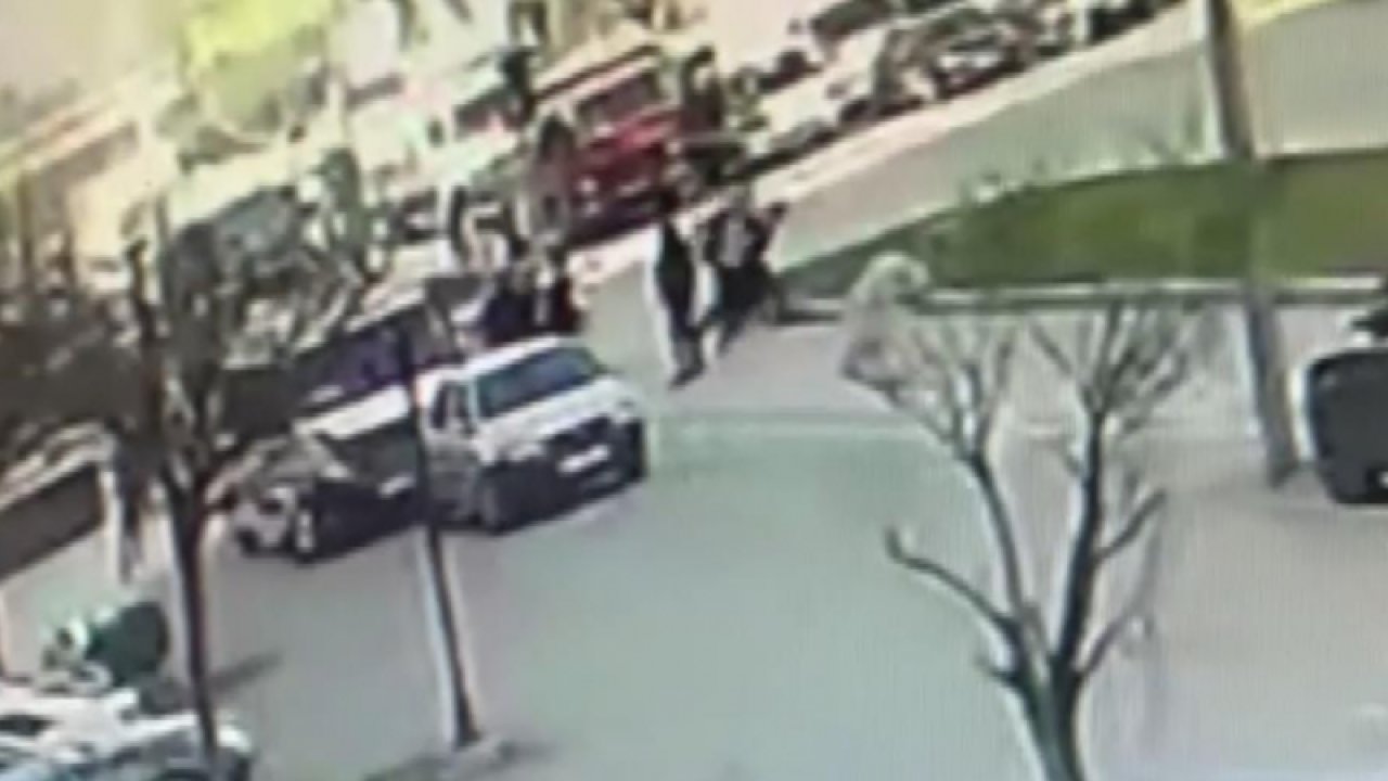 Kaza yapan iki sürücünün tekme tokat kavgası kamerada...Video Haber