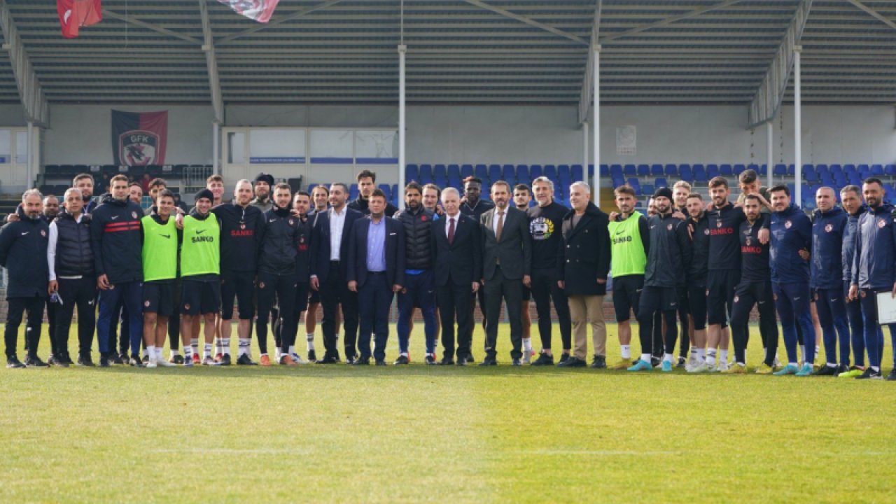 Gaziantep Valisi Gül'den Gaziantep FK'lı Futbolculara Ankaragücü maçı öncesi MORAL ziyareti
