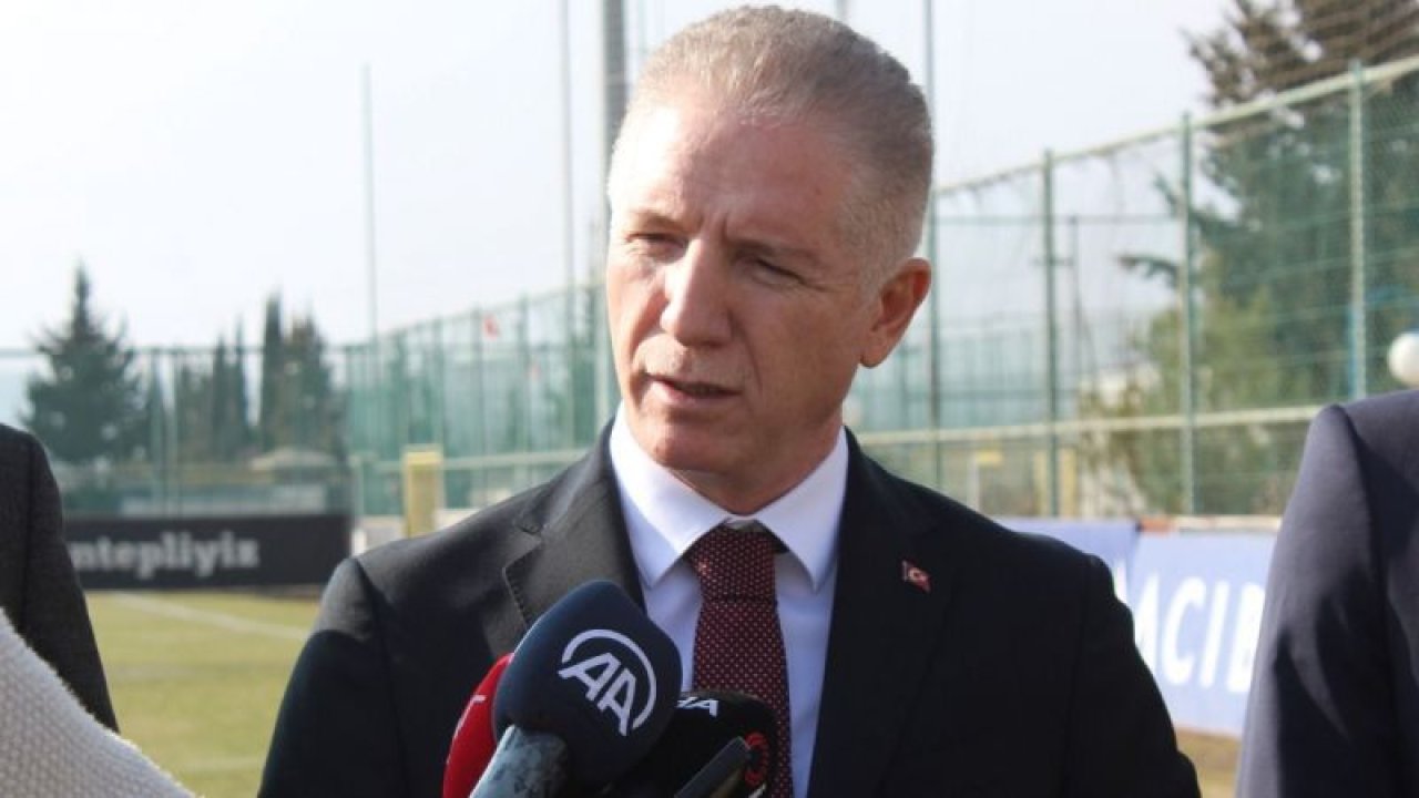 Gaziantep Valisi Davut Gül'den Gaziantep FK'nın BORÇ açıklaması... "Futbolculara günü geçmiş 45 milyon TL borç var" Külübe Başkan olacak kişi 2 milyon dolar vermek zorunda