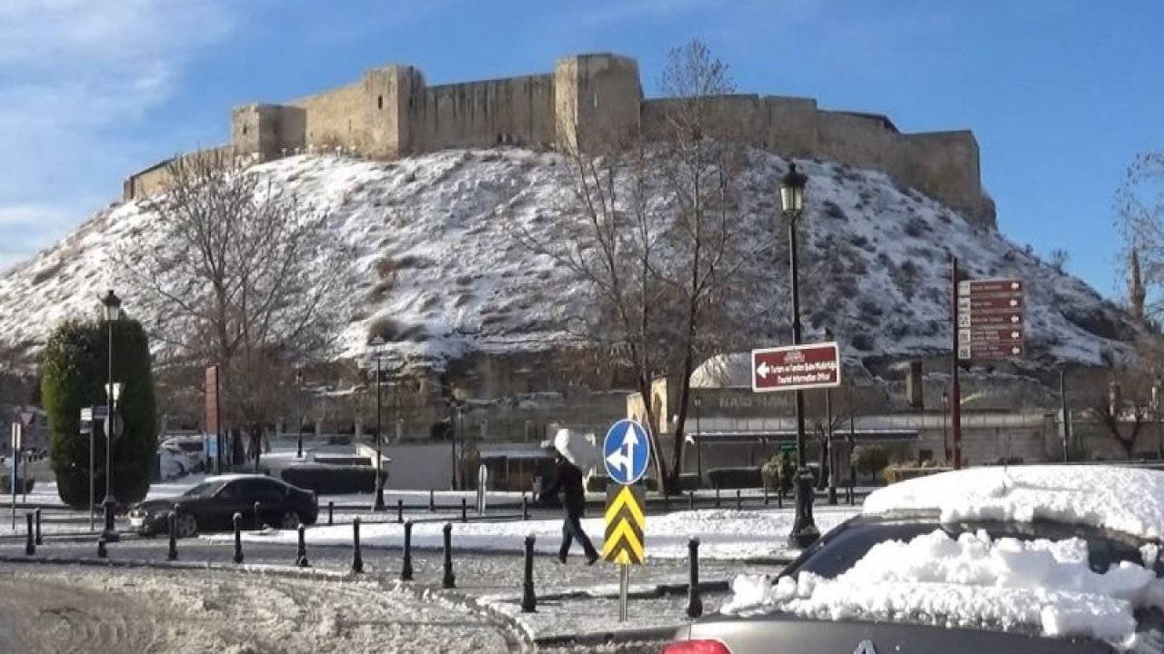 Gaziantep etkili olan kar yağışı nedeniyle Gaziantepliler güne beyaz örtüyle uyandı