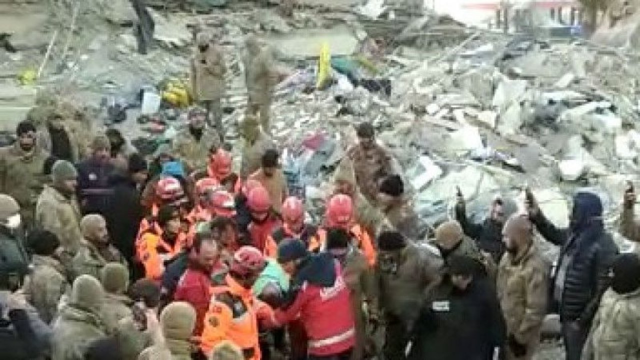 Gaziantep’te 43 yaşındaki Döne Sürücü depremden 99 saat sonra enkazdan sağ olarak çıkartıldı... Video Haber