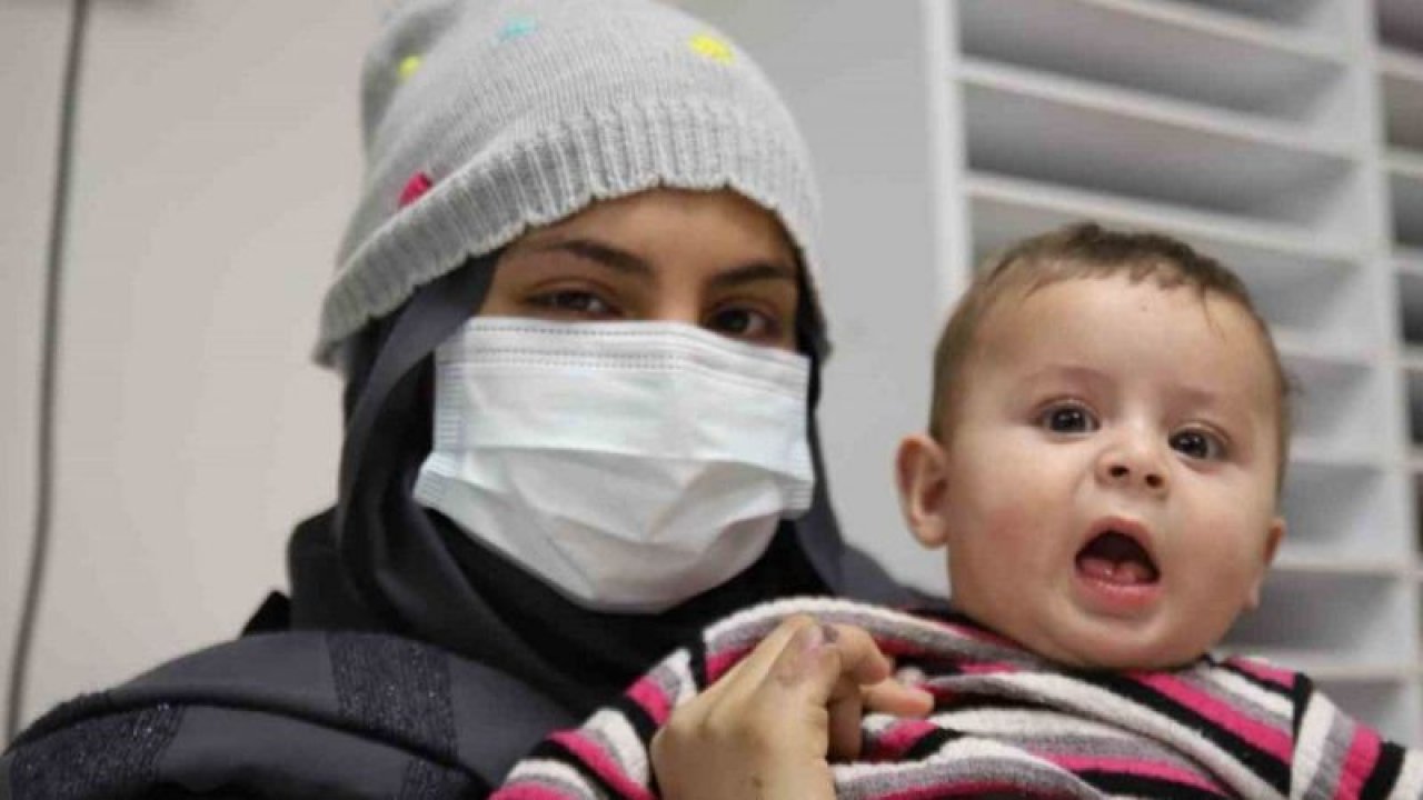 Gaziantep'te Enkazdan kurtarılırken ayrılan anne ile 9 aylık bebeği hastanede buluştu... VİDEO HABER