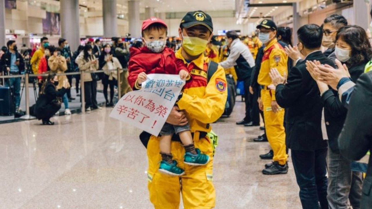 Türkiye’de arama kurtarma çalışmalarını tamamlayan Tayvanlı ekip, ülkesinde alkışlarla karşılandı