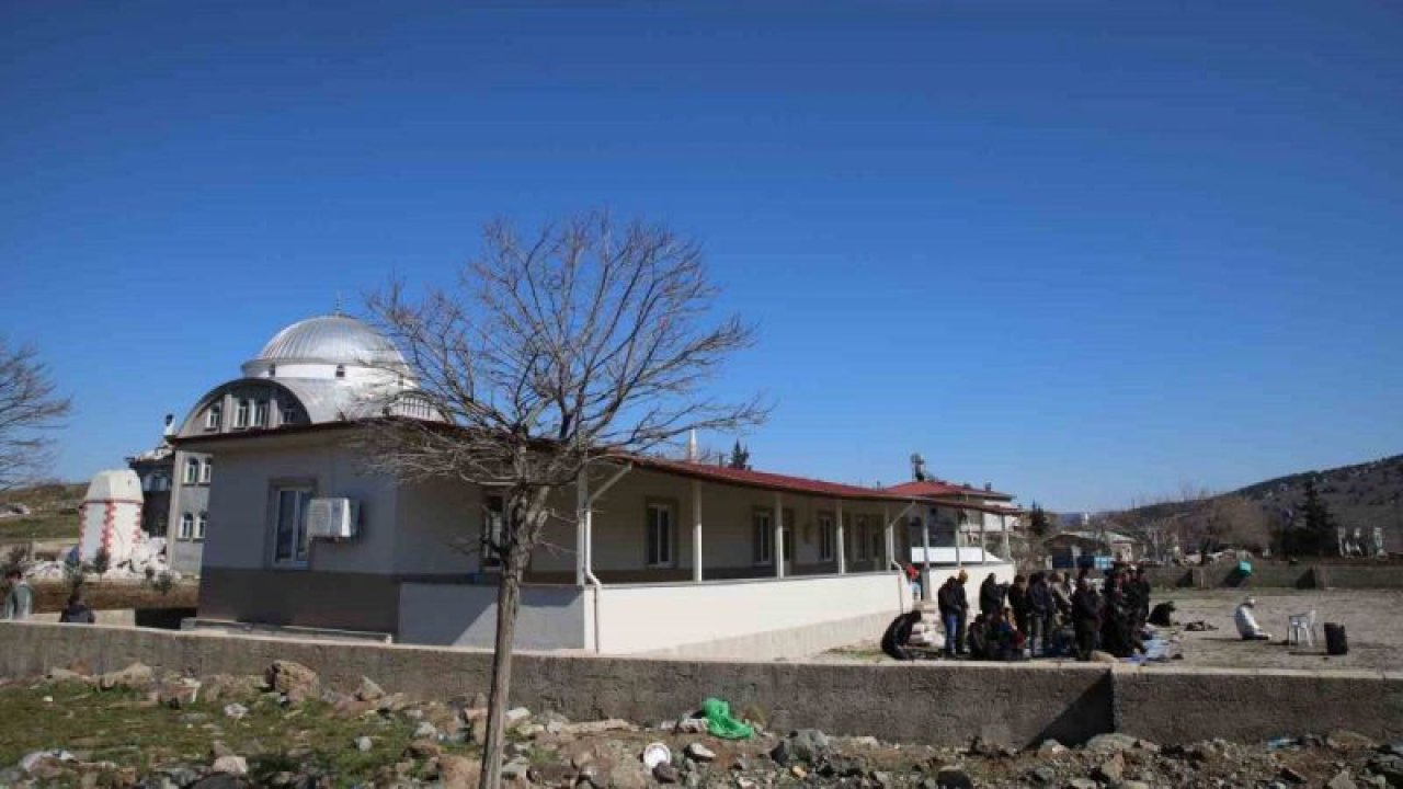 Gaziantep'te depremden dolayı camiler hasarlı olunca cuma namazı dışarıda kılındı