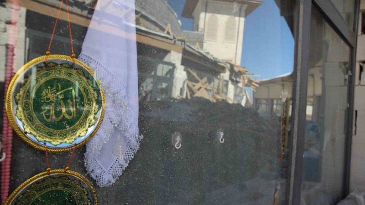Gaziantep’in Nurdağı ilçesinde bulunan Ukkaşe Hazretlerinin türbesinin restore edilen bölümleri depremde yıkıldı... Hazreti Ukkaşe'nin Türbesi Ayakta Kaldı