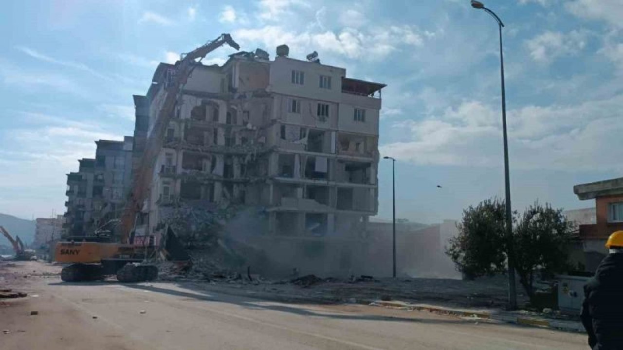 Gaziantep’in Nurdağı’nda ağır hasarlı binaların yıkımı devam ediyor... Video Haber