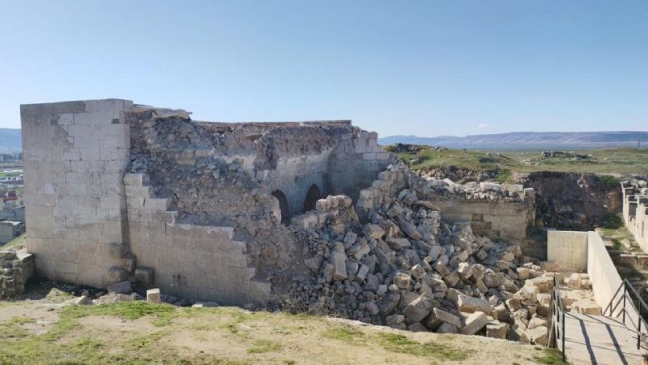 Gaziantep'teki tarihi Raban Kale-i Zerrin Kalesi'nde yer alan İç Kale Cami, zarar gördü. Raban Kale-i Zerrin Kalesi'nin Tarihçesi
