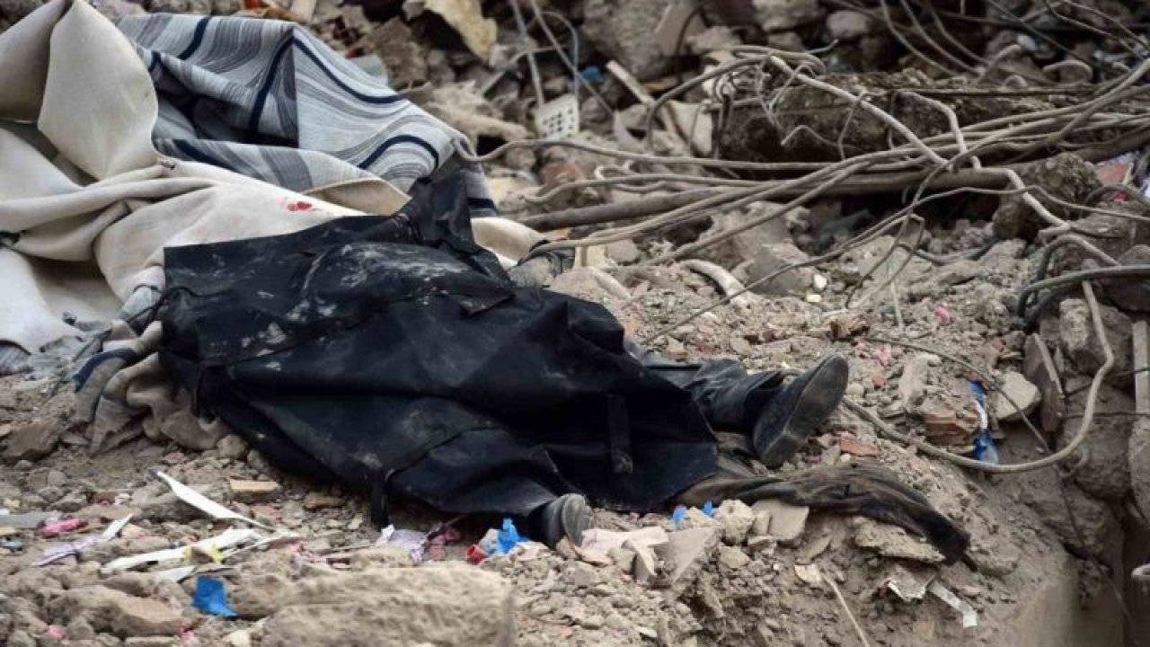 Kahramanmaraş’ta Depremde değil enkaz başında öldü... Talihsiz olay! Kanlar içinde yere yığıldı, enkaz başında hayatını kaybetti