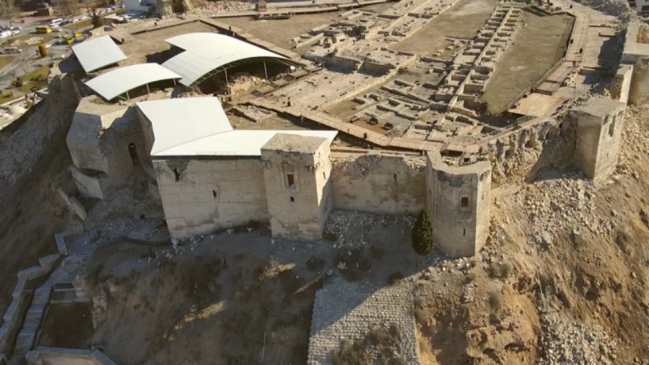 Depremlerin hasar verdiği Gaziantep Kalesi havadan görüntülendi