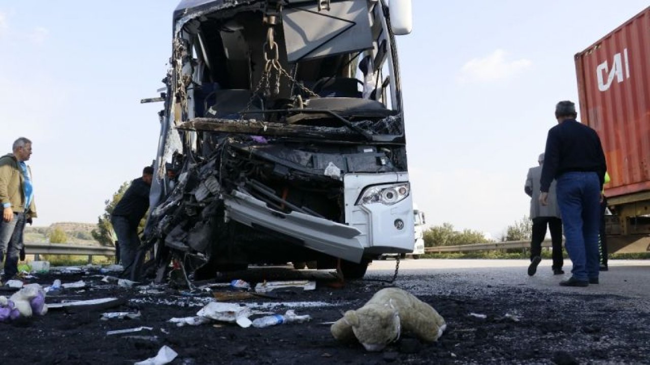 Tarsus- Adana- Gaziantep (TAG) Otoyolunda feci kaza! Depremzedeleri taşıyan otobüs kaza yaptı: 2 ölü, 6 yaralı