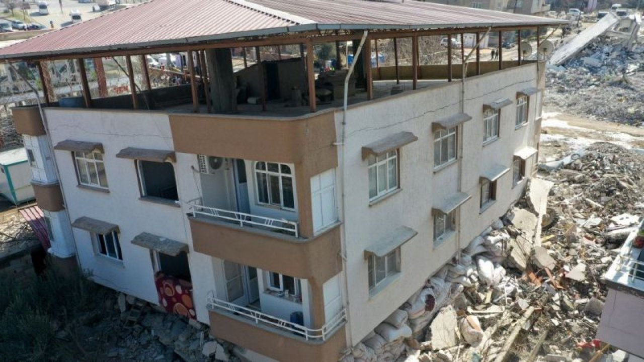 Gaziantep'te DEPREMDE Kurutulmuş biber çuvalları binanın yıkılmasını engelledi... VİDEO HABER