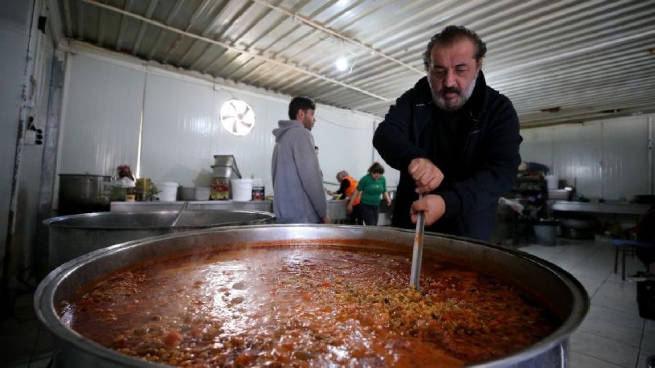 Gaziantep'in İslahiye ilçesine gelen ünlü şef Mehmet Yalçınkaya ve gönüllü ekibi, depremzedeler için yemek yapıyor