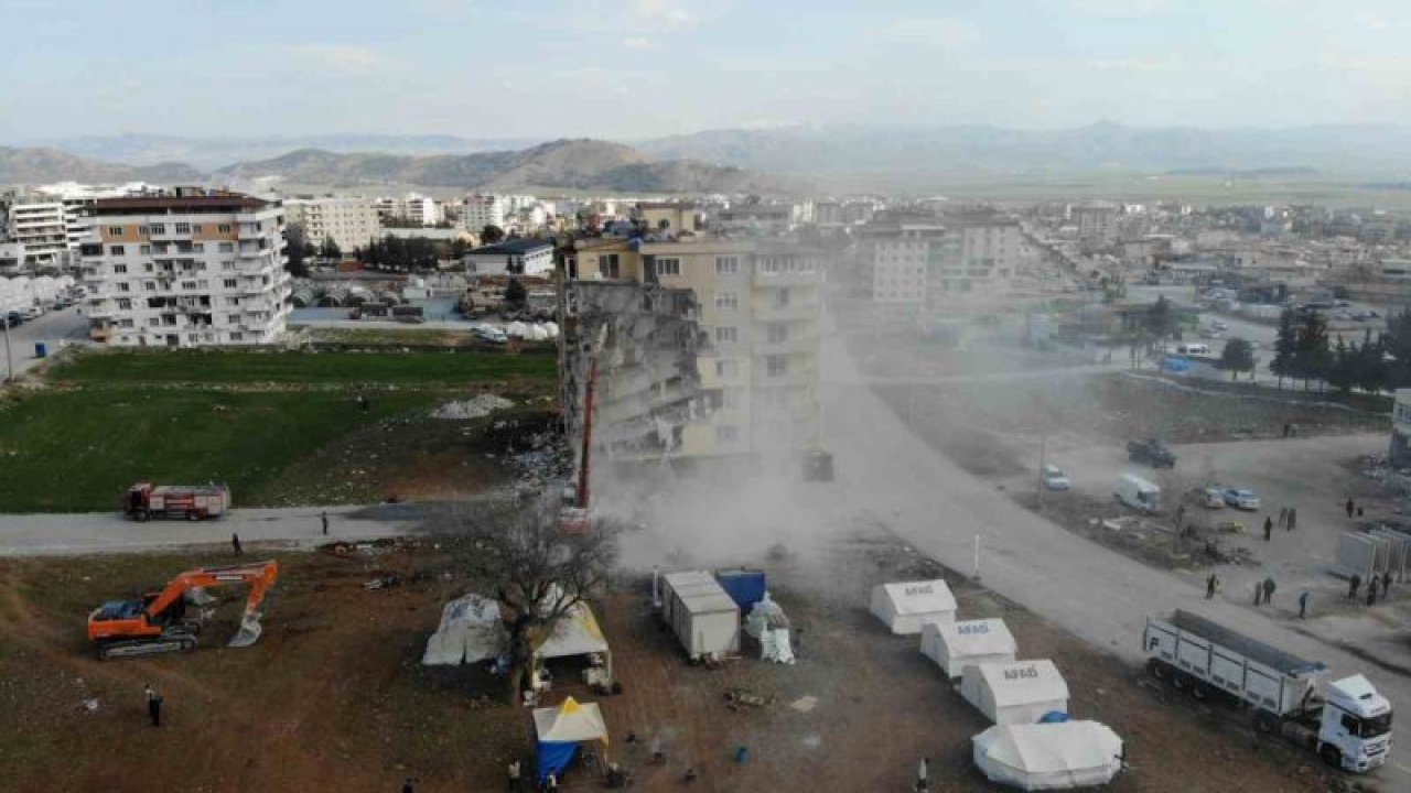 Gaziantep'in Nurdağı ilçesinde ağır hasarlı binaların yıkımı sürüyor... VİDEO HABER