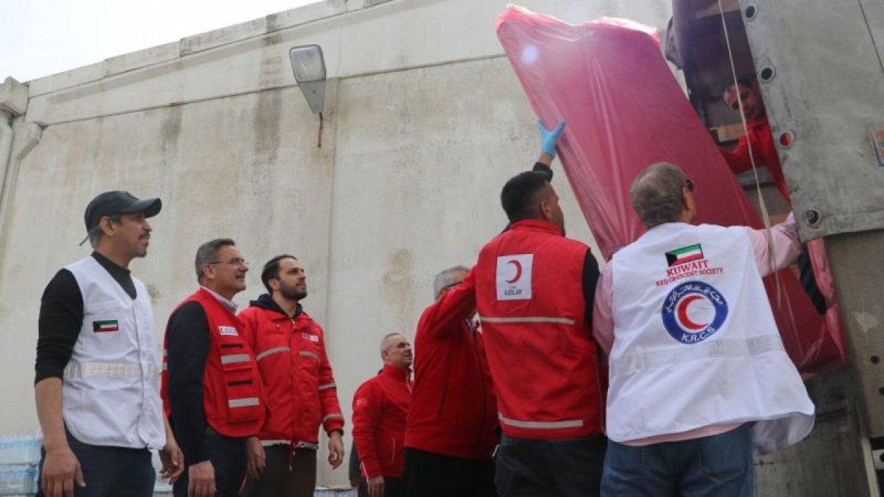 Kuveyt Kızılayının yardım malzemelerini taşıyan 4 tır Gaziantep'e geldi