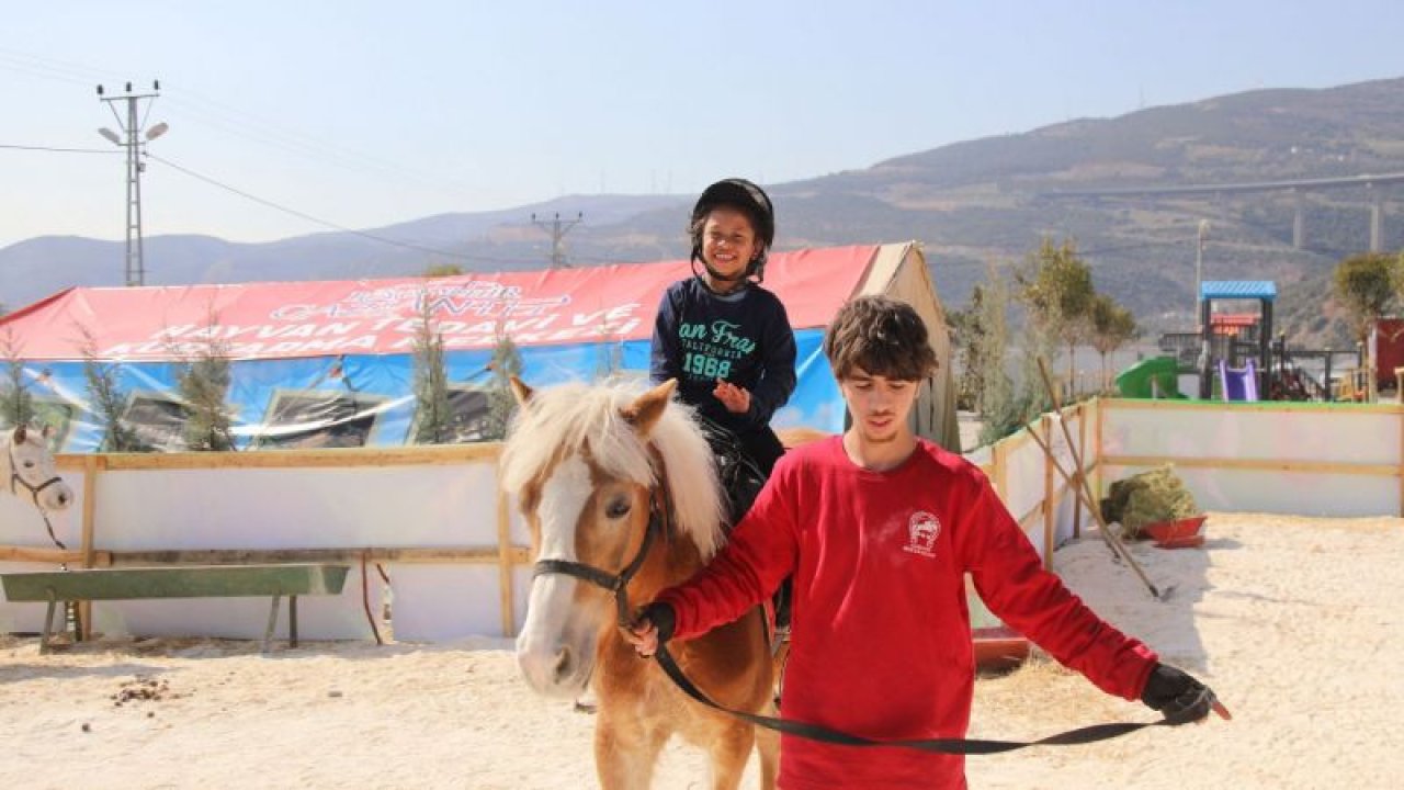 Gaziantep Büyükşehir Belediyesi’nden depremzede çocuklar için atla terapi hizmeti