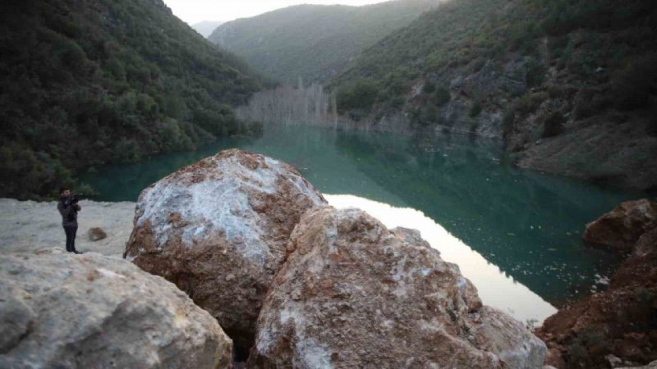 Gaziantep'in İdilli ve Değirmencik mahalleleri arasında bulunan 2 dağ birleşmişti. Dere yatağında doğal göl oluştu