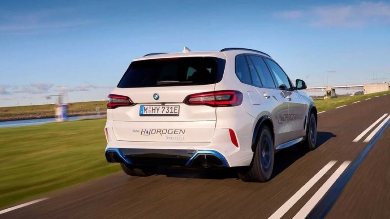 Alman Otomotiv Devinden Hidrojen Yakıtlı Araç! BMW İX5 Hydrogen Test İçin Sürüşe Hazırlanıyor!