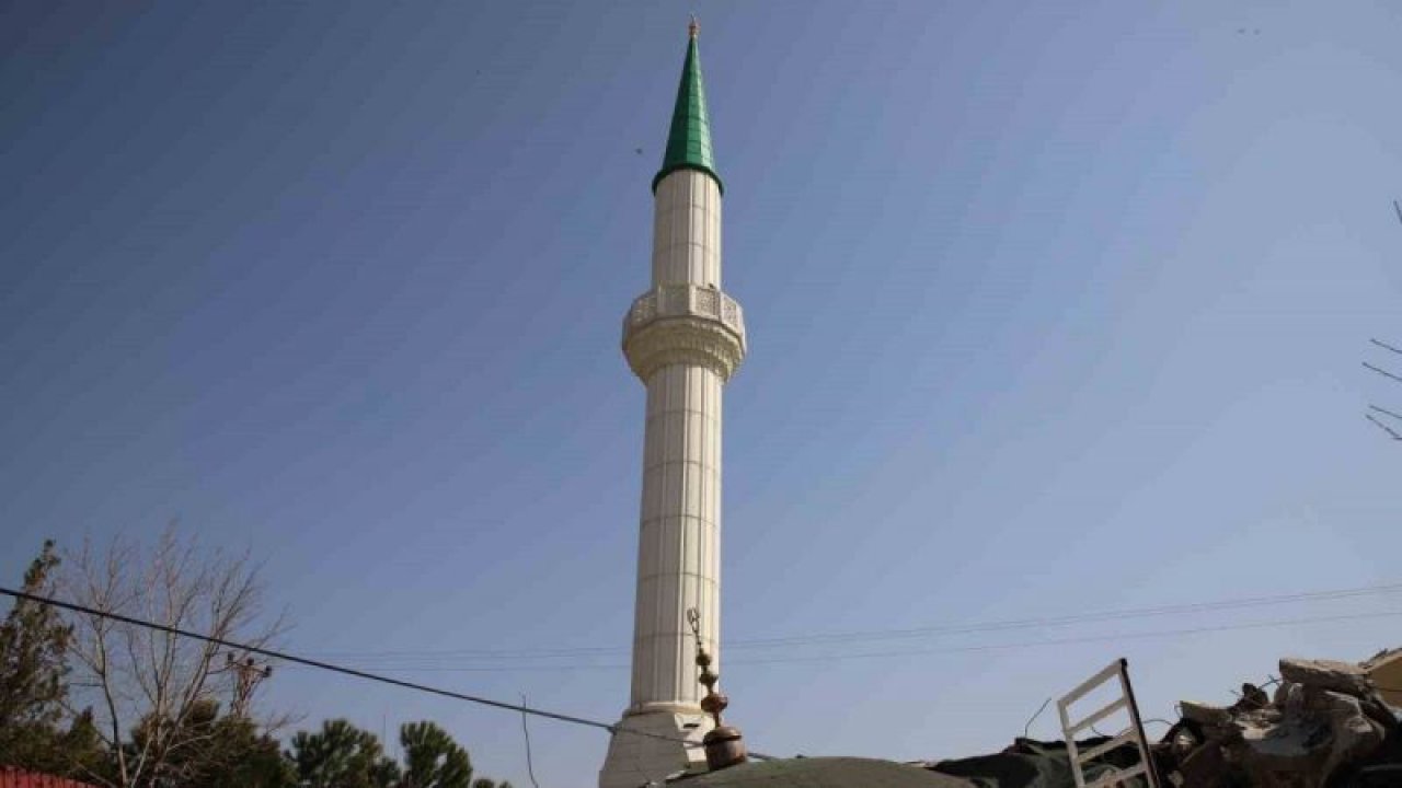 Gaziantep’in İslahiye ilçesinde depremde Cami yıkıldı, minaresi ayakta kaldı