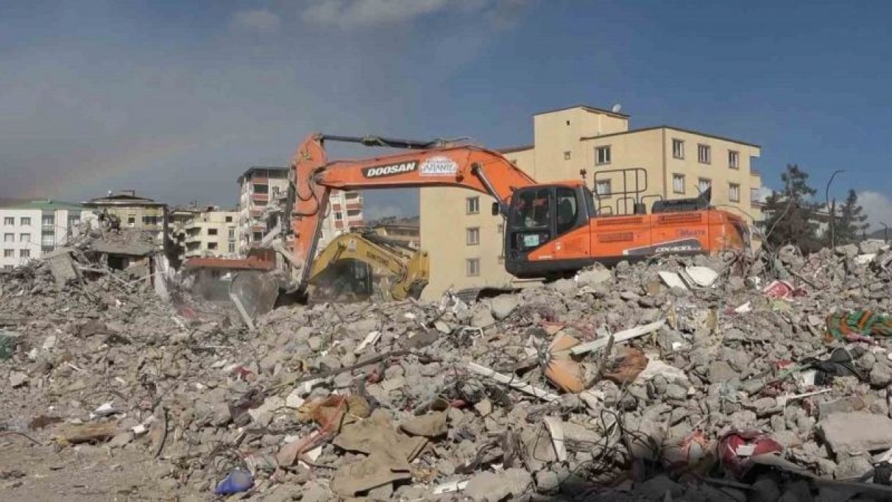 Gaziantep’in İslahiye ilçesinde enkaz kaldırma ve bina yıkım işlemleri sürüyor