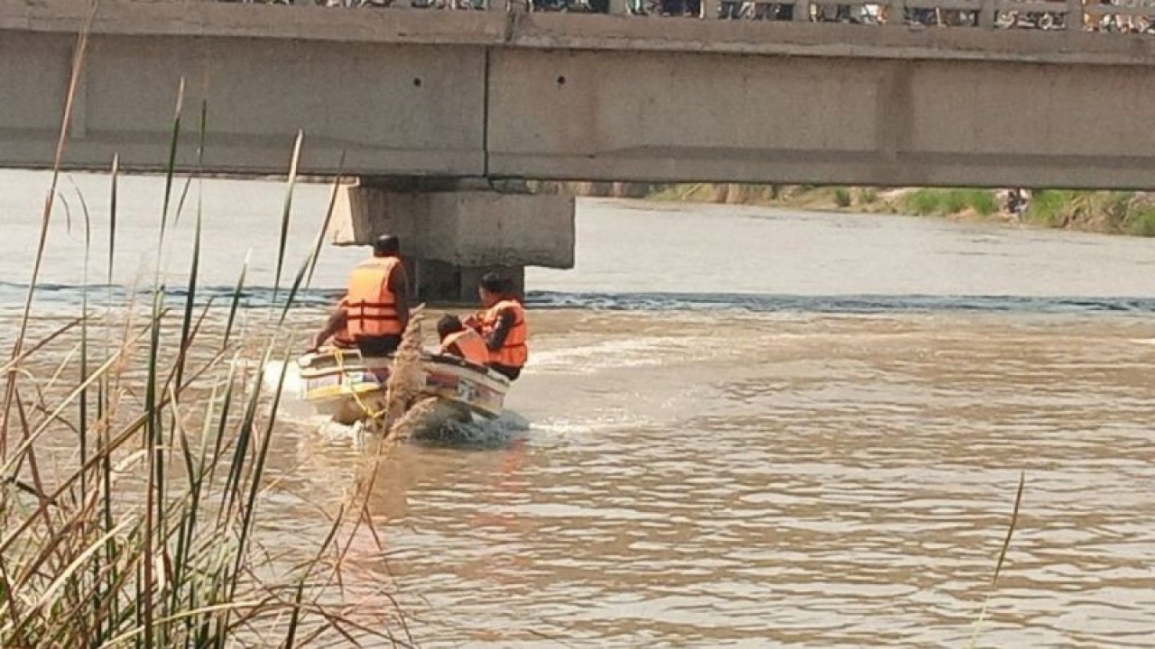 Traktör römorku su kanalına uçtu: 6 ölü