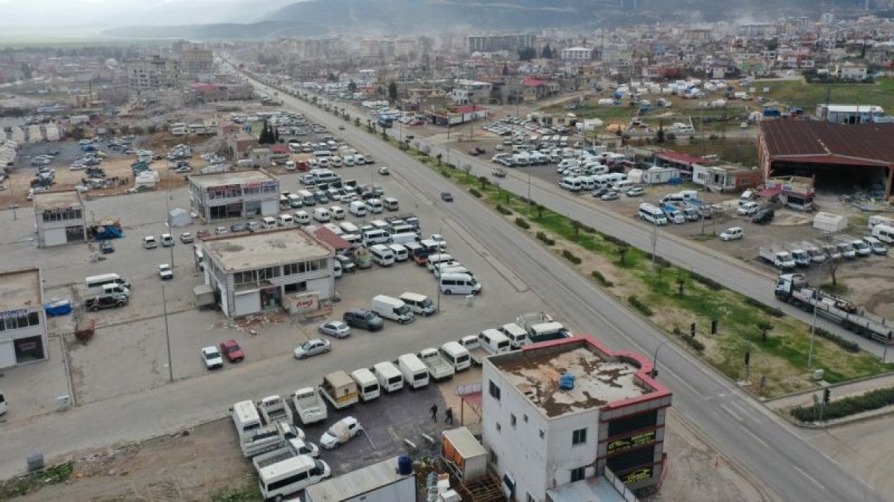 Gaziantep'te Depremin vurduğu Nurdağı ilçesinde oto galericiler de büyük yara aldı...  5 bin araç vardı. En az 1000'i gitti