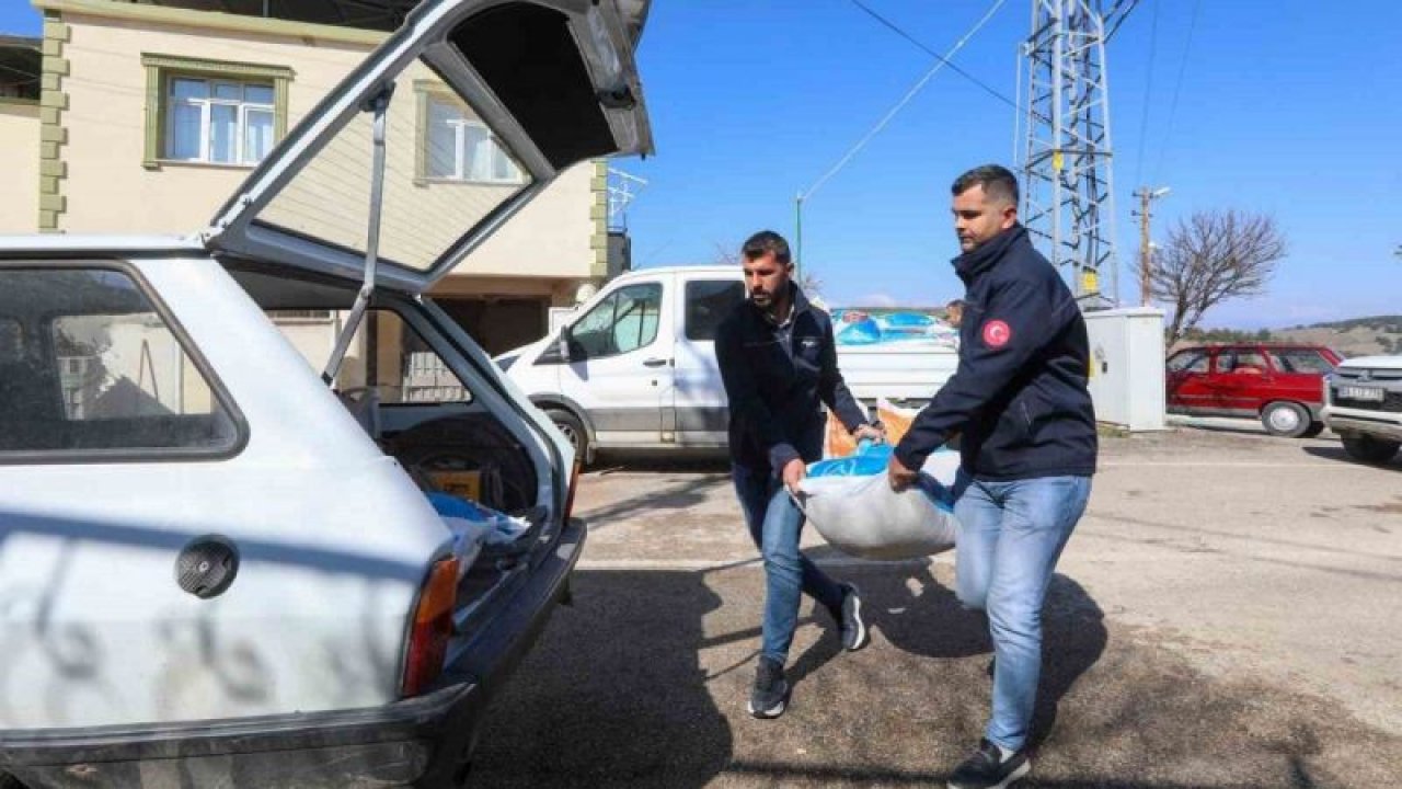 Afetzede besiciler, Gaziantep Büyükşehir Belediyesi'nin 2 bin tonluk yem desteğinden memnun