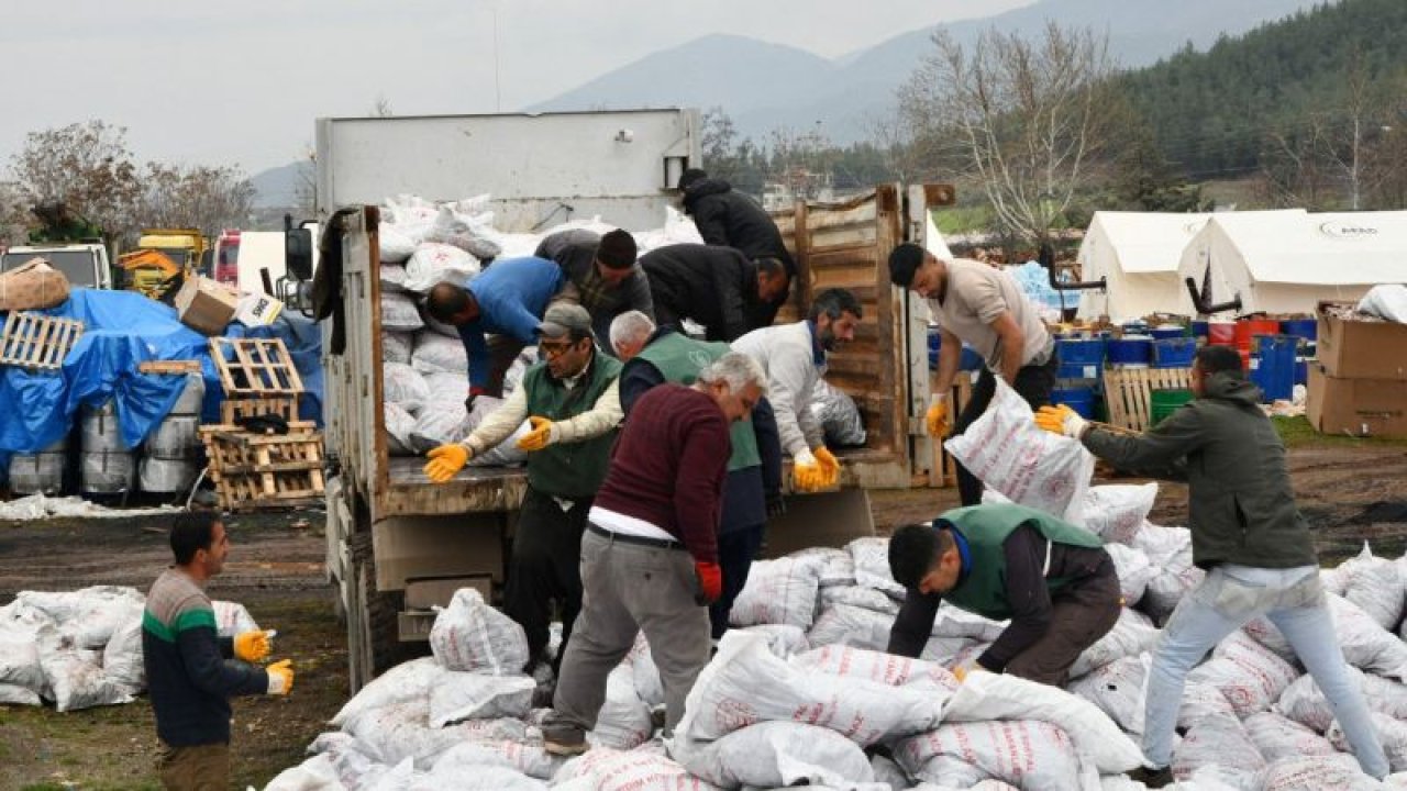 Gaziantep'te depremzedelere 5 bin tonun üzerinde yakacak odun dağıtıldı