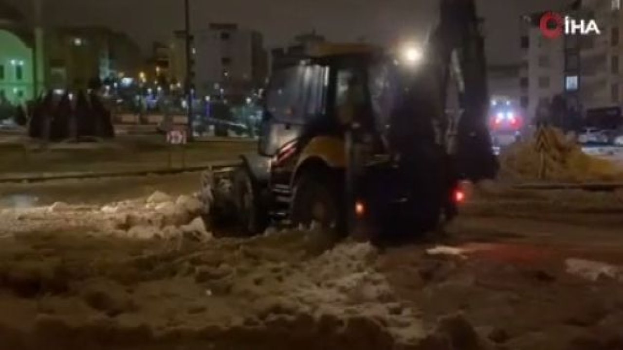 Gaziantep'te Şiddetli yağış sonrası biriken dolu yığınında araç mahsur kaldı... Video Haber