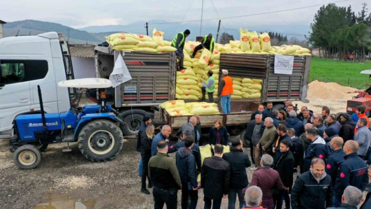 Gaziantep’te arpa ve buğday üreticilerine gübre desteği! Gaziantep'e depremden dolayı gübre tedariki konusunda sıkıntı yaşayan arpa ve buğday üreticilerine 3 bin ton gübre desteği verdi.