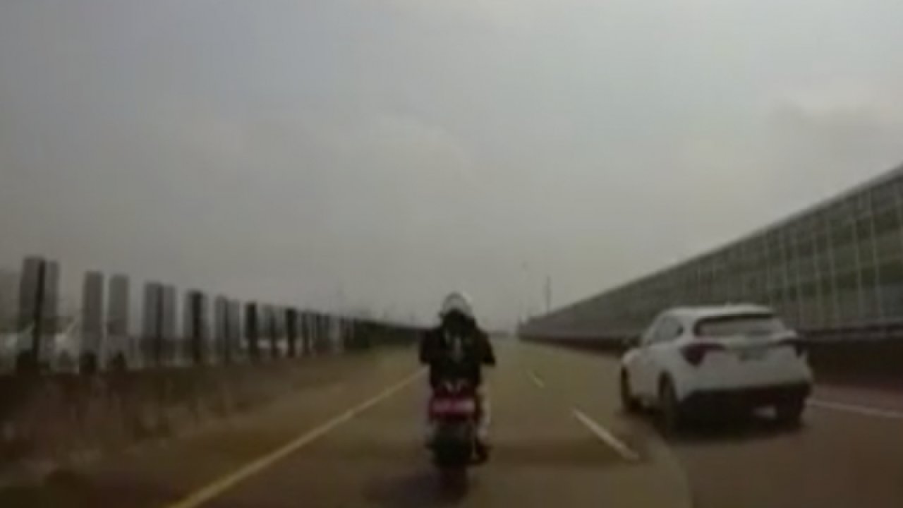 Otomobil sürücüsü, motosiklet sürücüsünü bariyerlere sıkıştırdı