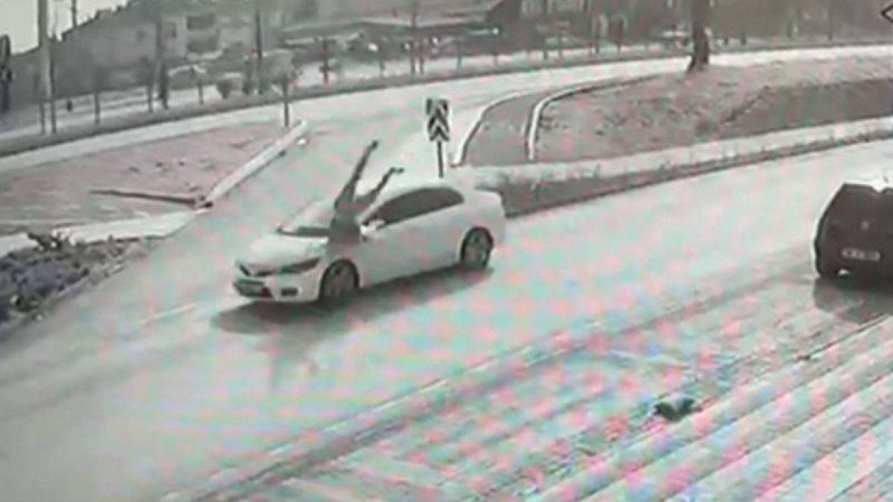 Otomobilin çarptığı kadın böyle havalandı