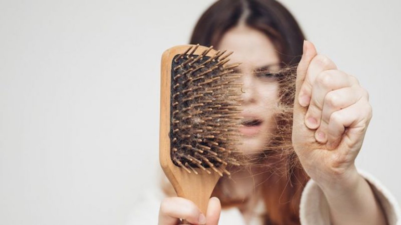 Saç Dökülmesinden Şikayetçi Olanlar İçin Çözüm Yolları! Evde Doğal Maske Yardımı İle Saçlarınızın Eski Görünümünü Yeniden Kazanın!