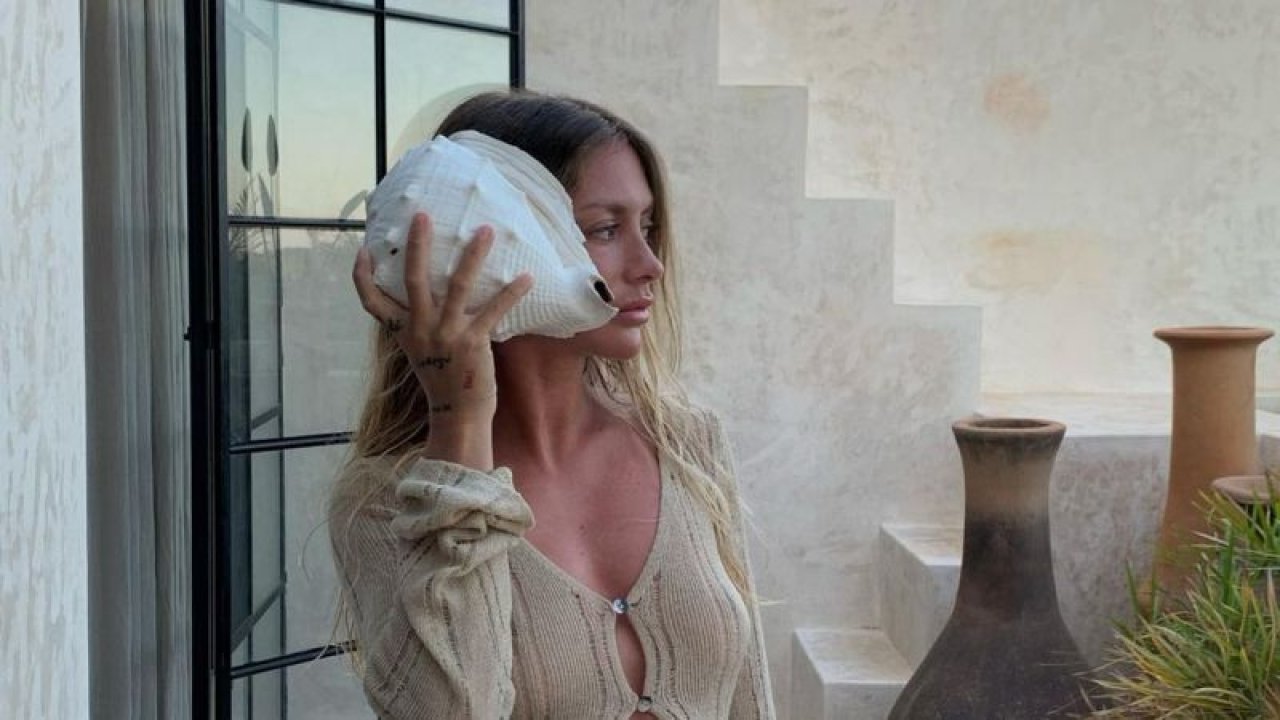 Fransız model Pauline Tantot transparan iç çamaşırıyla ayna karşısında! Instagram fenomeni pantolonunu sıyırınca takipçileri kendinden geçti