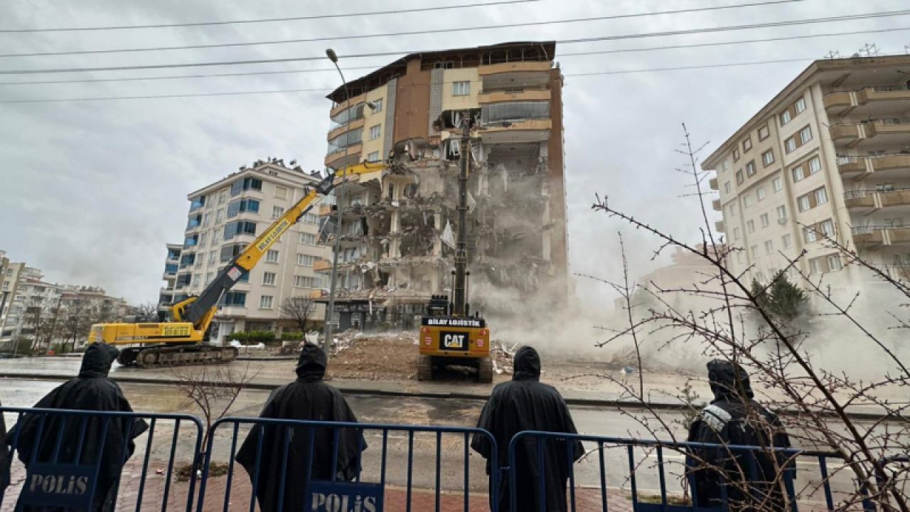 Gaziantep’te Çağla Apartmanında neler oluyor? Çağla Apartmanı sakinleri yıkım kararında bilimsel hiçbir sürecin işlemediğini öne sürdü.