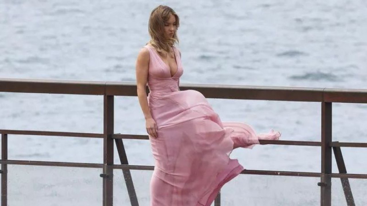 Sydney Sweeney Yeni Filminin Çekimlerinde Rüzgarın Azizliğine Uğradı! Pembe Elbisesine Sahip Çıkamadı: Görenleri Şaşırtan Anlar!