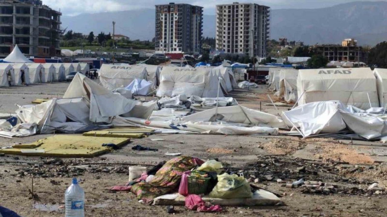 Depremin vurduğu Hatay’da şiddetli fırtına ve yağış depremzedeleri kaldığı çadırları yıktı