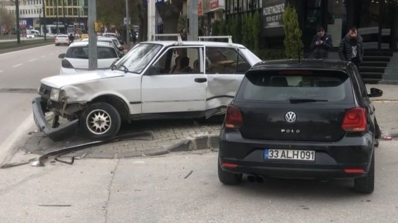 Gaziantep'te Bir saat önce devrini aldıkları araçla zincirleme kaza yaptılar... Video Haber