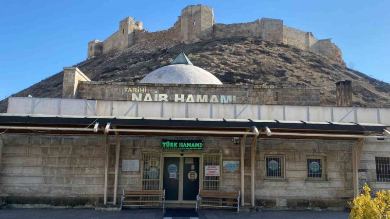 Gaziantep’te 600 yıllık tarihi Naib Hamamı depreme meydan okudu... Gaziantep kalesinin yanında bulunan 600 yıllık tarihi Naib Hamamı depremden hiçbir hasar almadan kurtuldu.