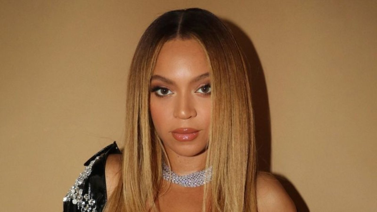 Ünlü şarkıcı Beyonce transparan kıyafetiyle geceye damgasını vurdu! Göğüs uçlarını siyah bantla kapattı