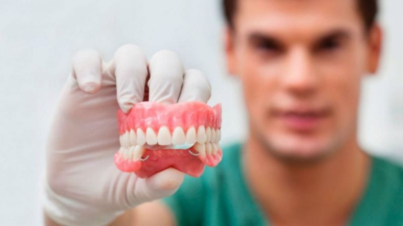 Diş protezi fiyatlarını merak edenler bu haberimizi mutlaka okumalı! Devlet hastanelerinde diş protezi fiyatları ne kadar? Kaç kere diş protezi yaptırabilirim?