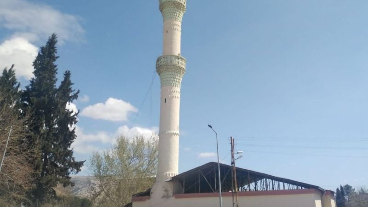 Gaziantep'in Yavuzeli ilçesi'nde ağır hasarlı caminin minaresi kontrollü olarak yıkıldı