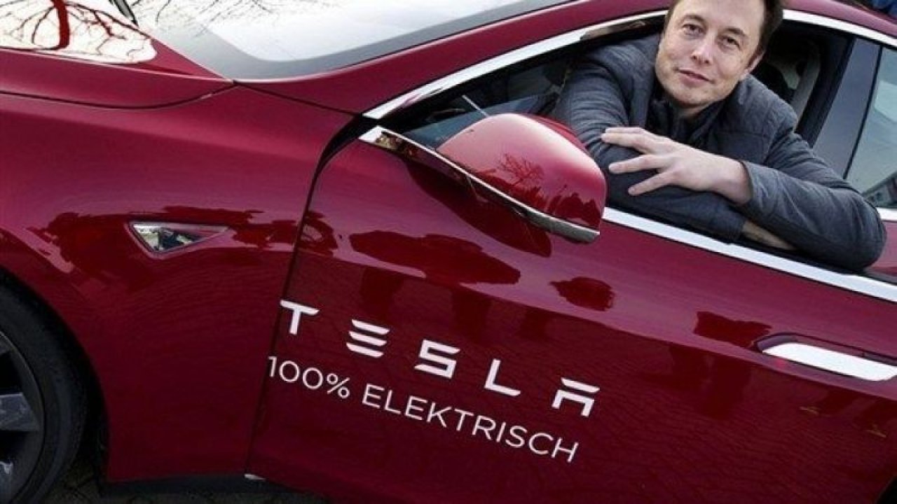 Tesla resmi olarak Türkiye’de! Sergilenen iki Tesla aracı…
