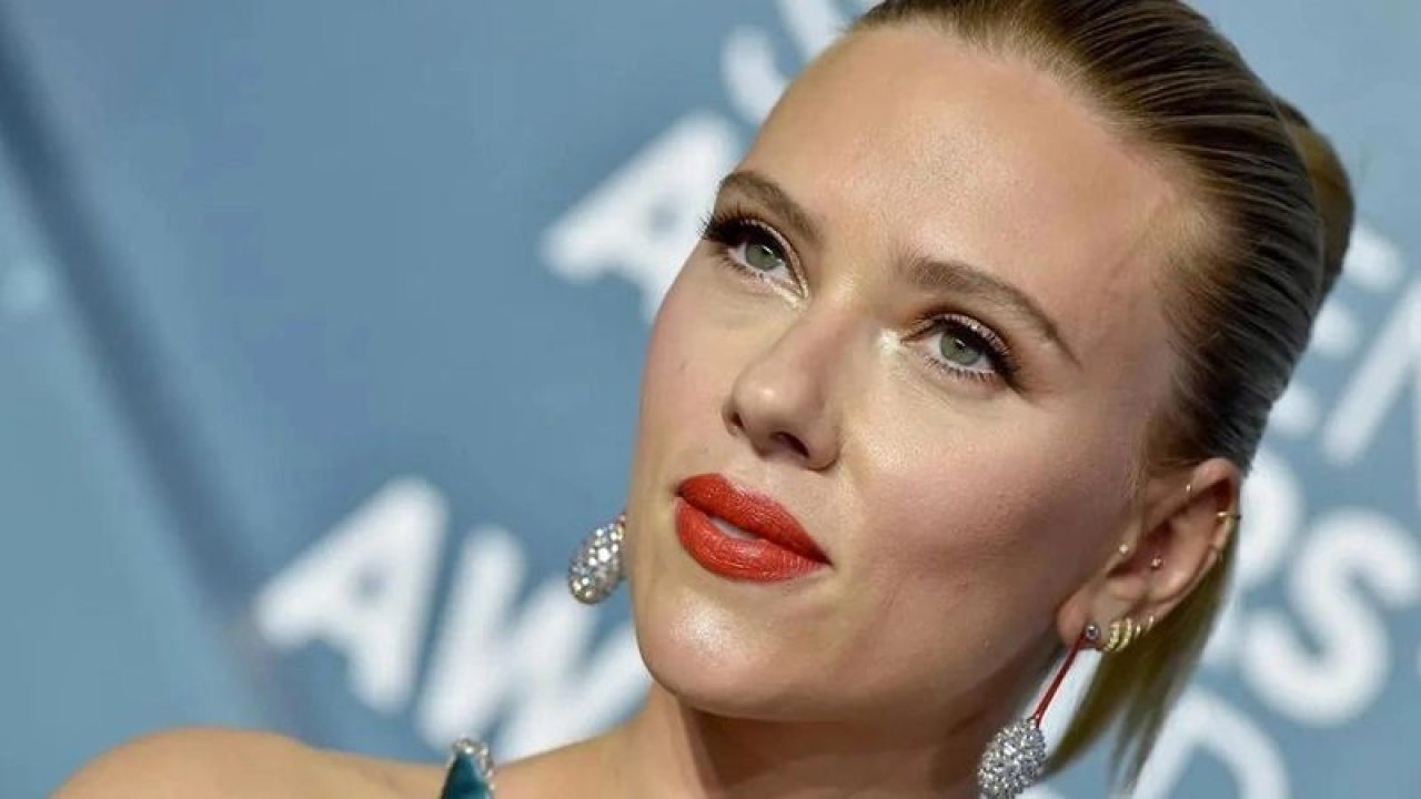 Scarlett Johansson bu pozu verirken kendinden geçti! Hollywood yıldızı siyah sütyeniyle Instagram’ı alev alev yaktı!