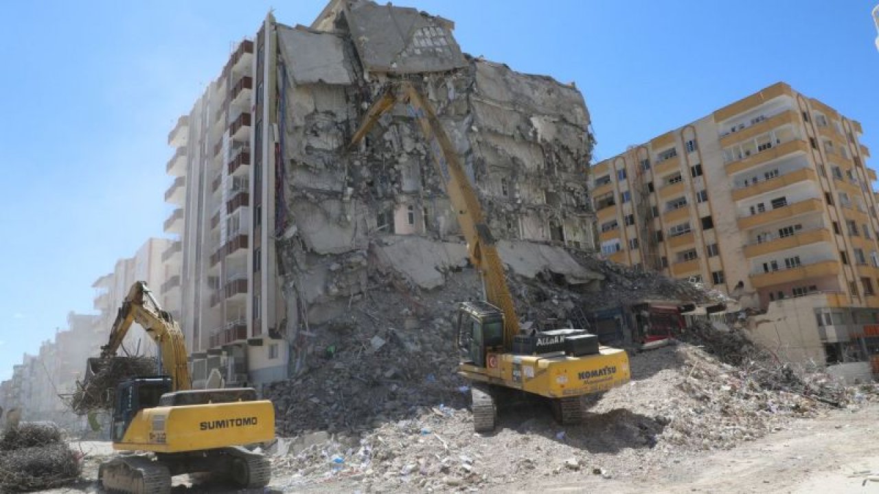 Gaziantep'in Nizip ilçesinde riskli binaların kontrollü yıkımı sürüyor