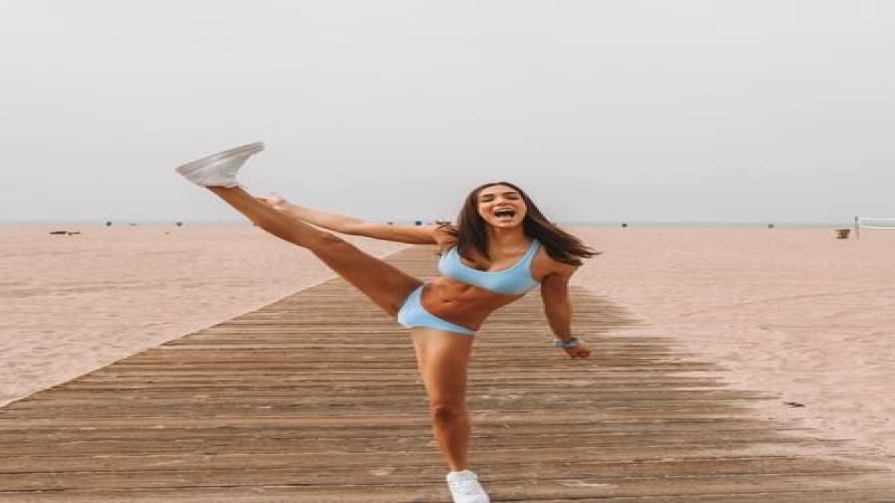 ABD’nin en güzel voleybolcusu Jamie Robbins’ten bikinili poz! Genç sporcu muhteşem fiziğiyle sosyal medyayı salladı