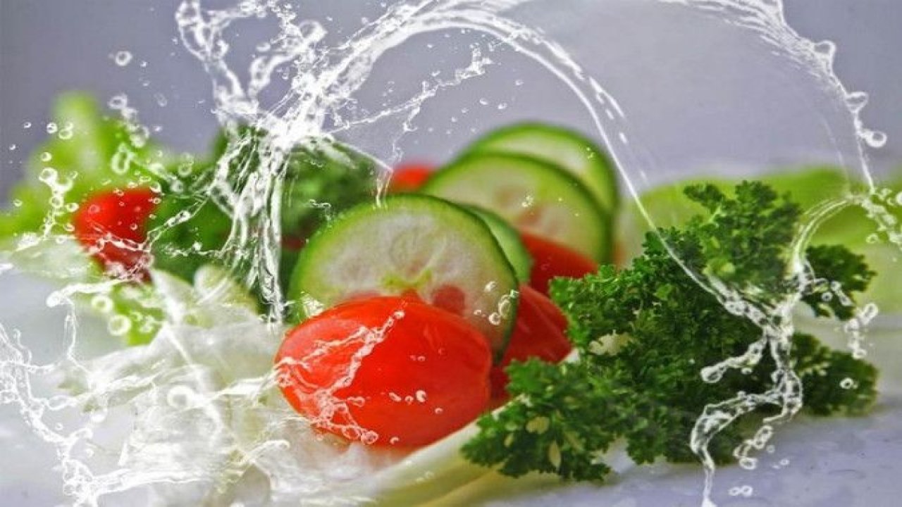 Sakın, sebze ve meyveleri sirkeli suda bekletmeyin! Bu yöntemin işe yaramadığı ortaya çıktı: Sirkeli su yerine…