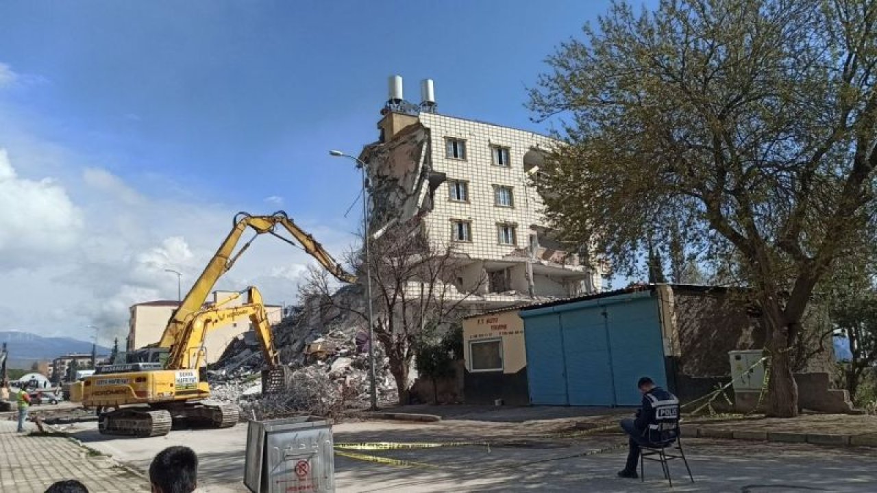 Gaziantep’in İslahiye ilçesinde depremde hasar gören binaların yıkımı devam ediyor