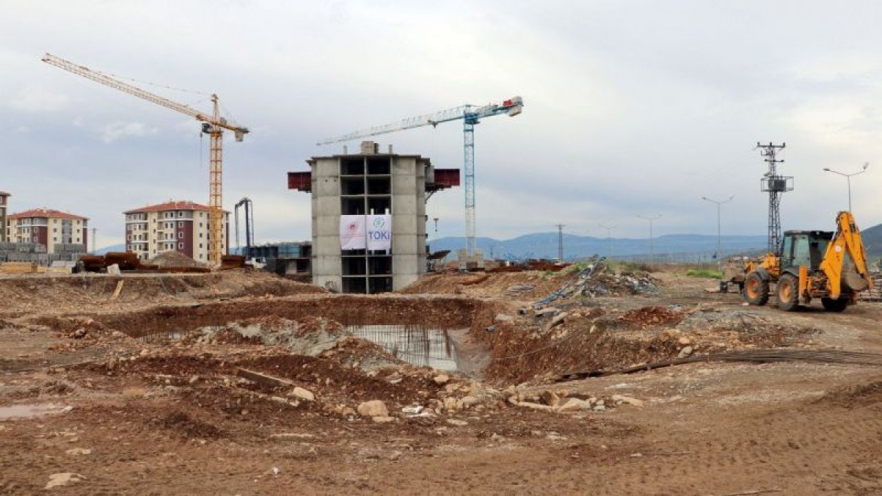 TOKİ'nin Gaziantep İslahiye'deki deprem konutları projesinde bir bloğun kaba inşaatı tamamlandı