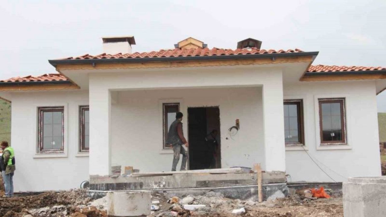 Gaziantep'in Nurdağı ilçesi kırsalında yapılan köy evlerinin, ilk etabı DEPREMZEDELERE bayramda teslim ediliyor